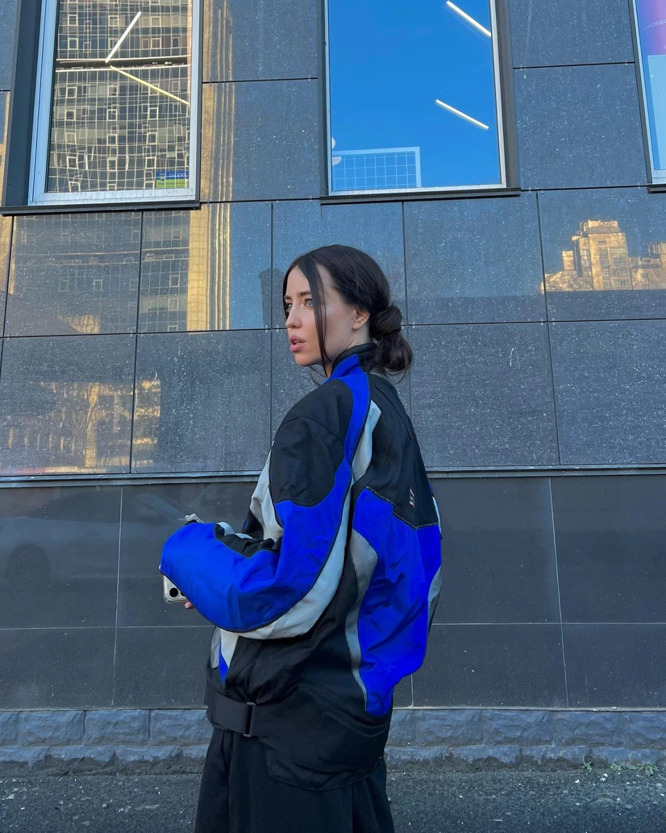 Дорофєєва не має обмежень щодо кольорової гами і сміливо поєднує різні відтінки