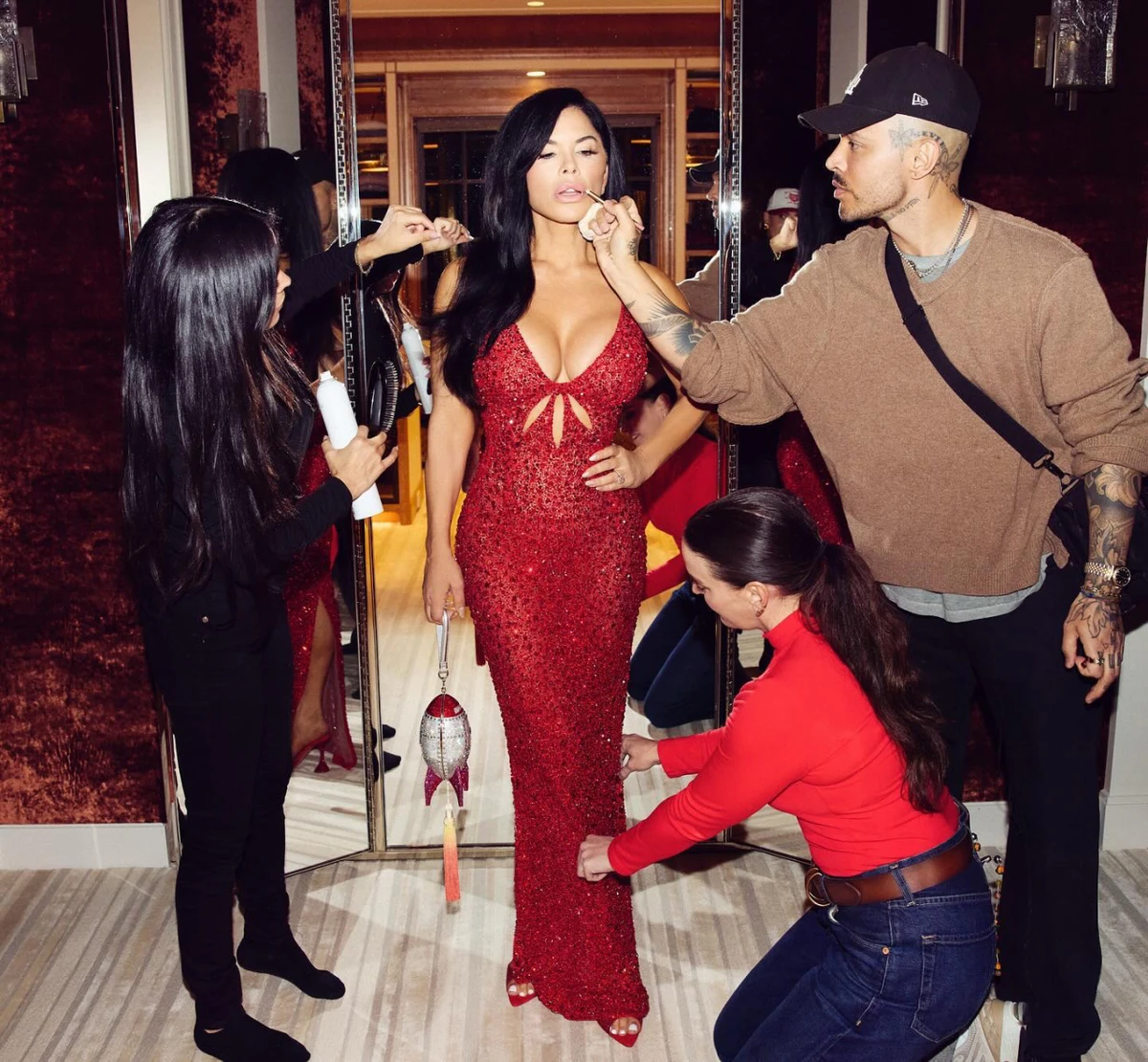 Санчес показала як її збирають для особливого вечора