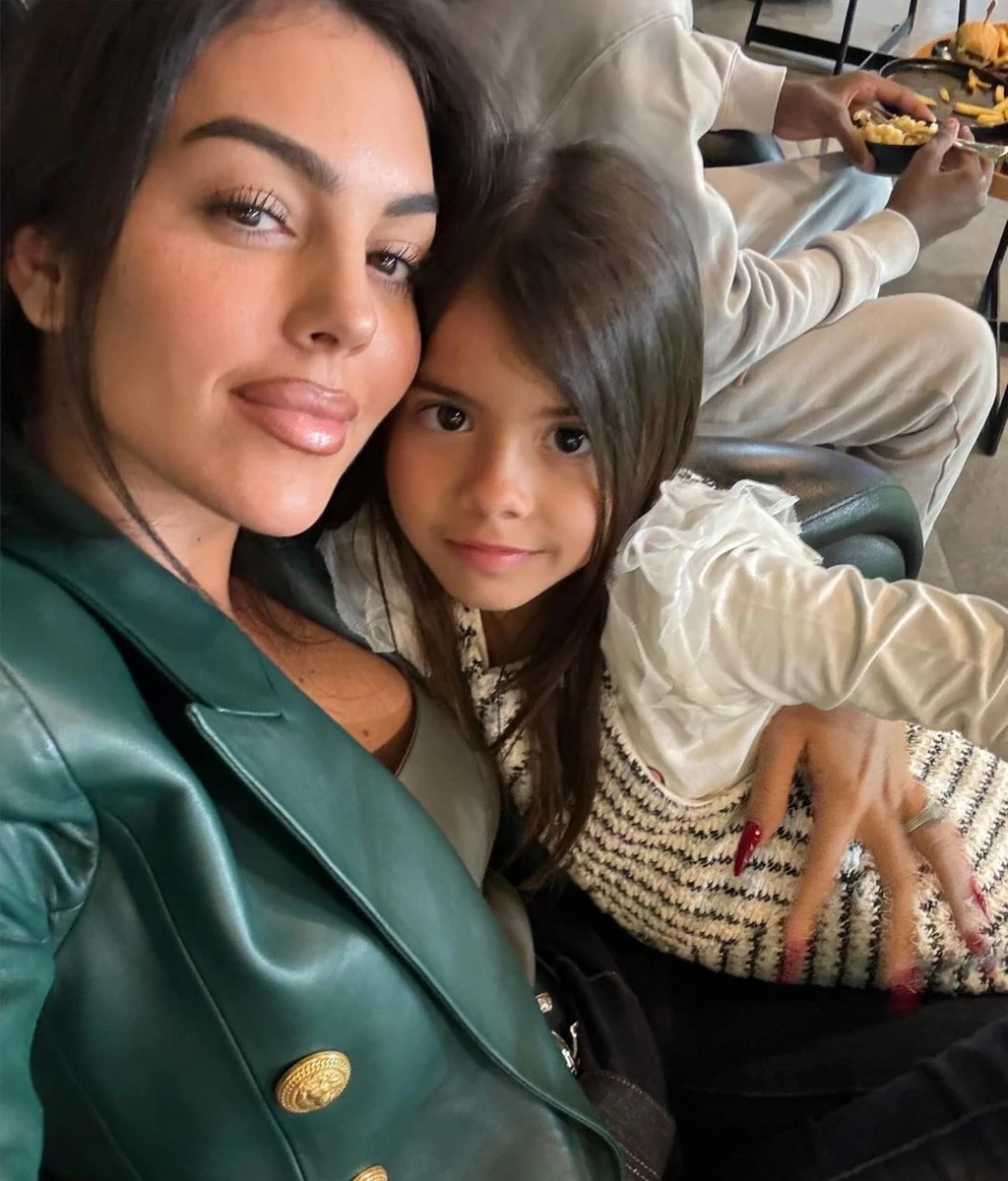 Ева - сестра Матео з двійні