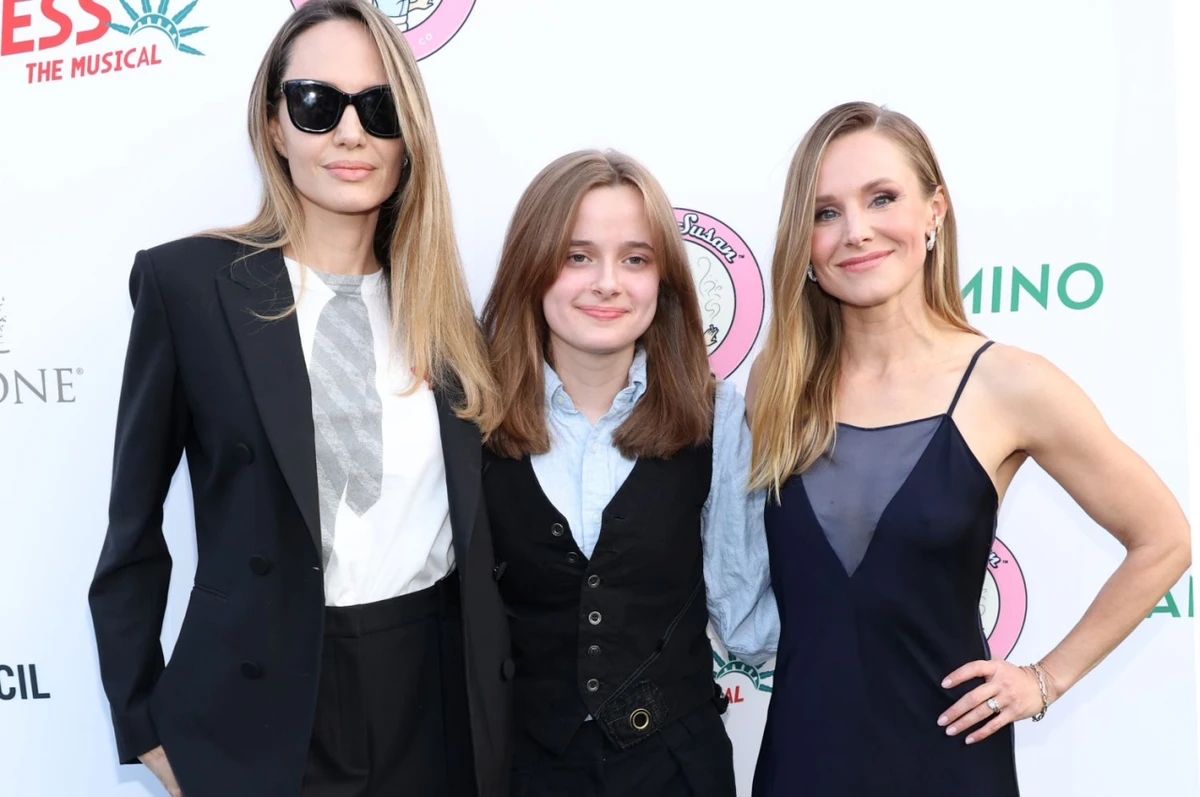 Джолі з дочкою та подругою Крістен Белл