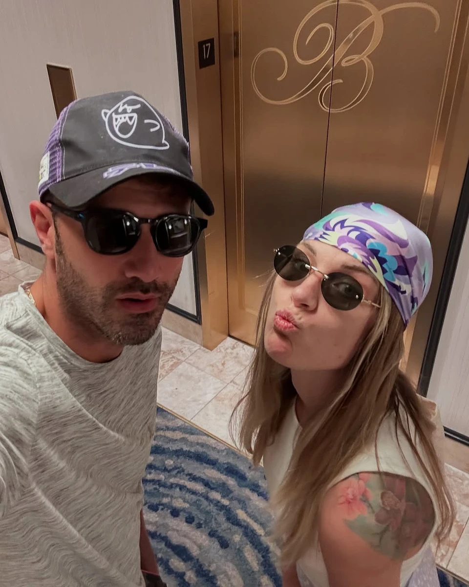 Ольга Харлан позує в готелі з італійцем