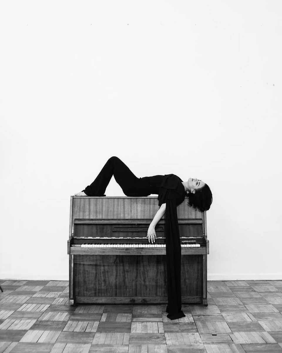 Марта Адамчук ефектно попозувала на піаніно