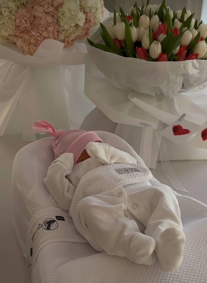 Новонароджена донька Миколенка