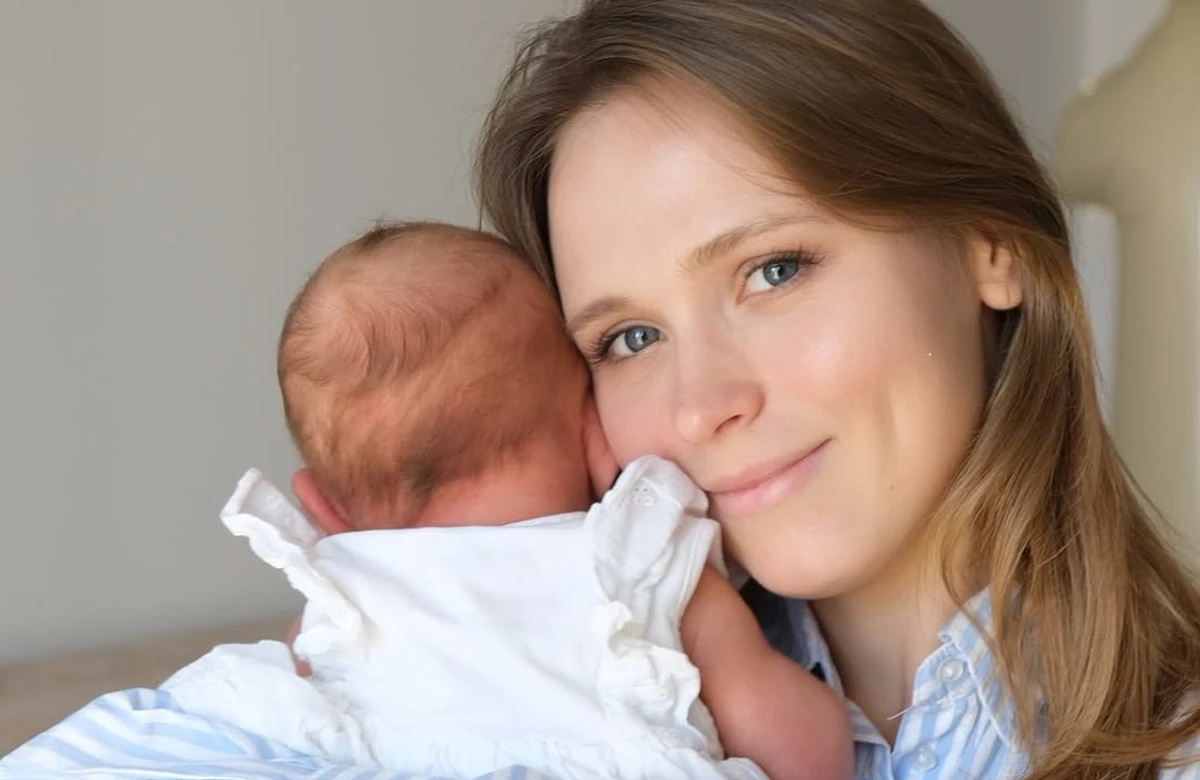 Анна Кошмал зі своєю маленькою донечкою