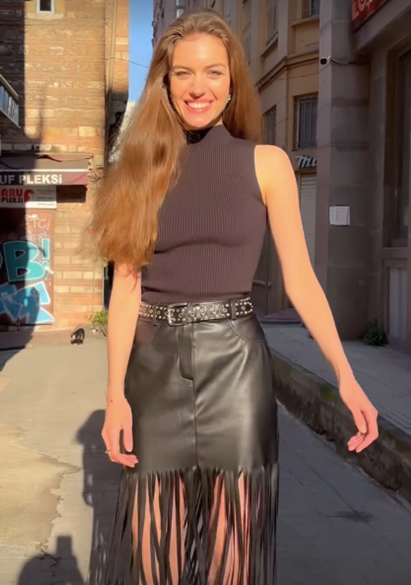 Колишня Комарова показала струнку фігуру в стильному луці