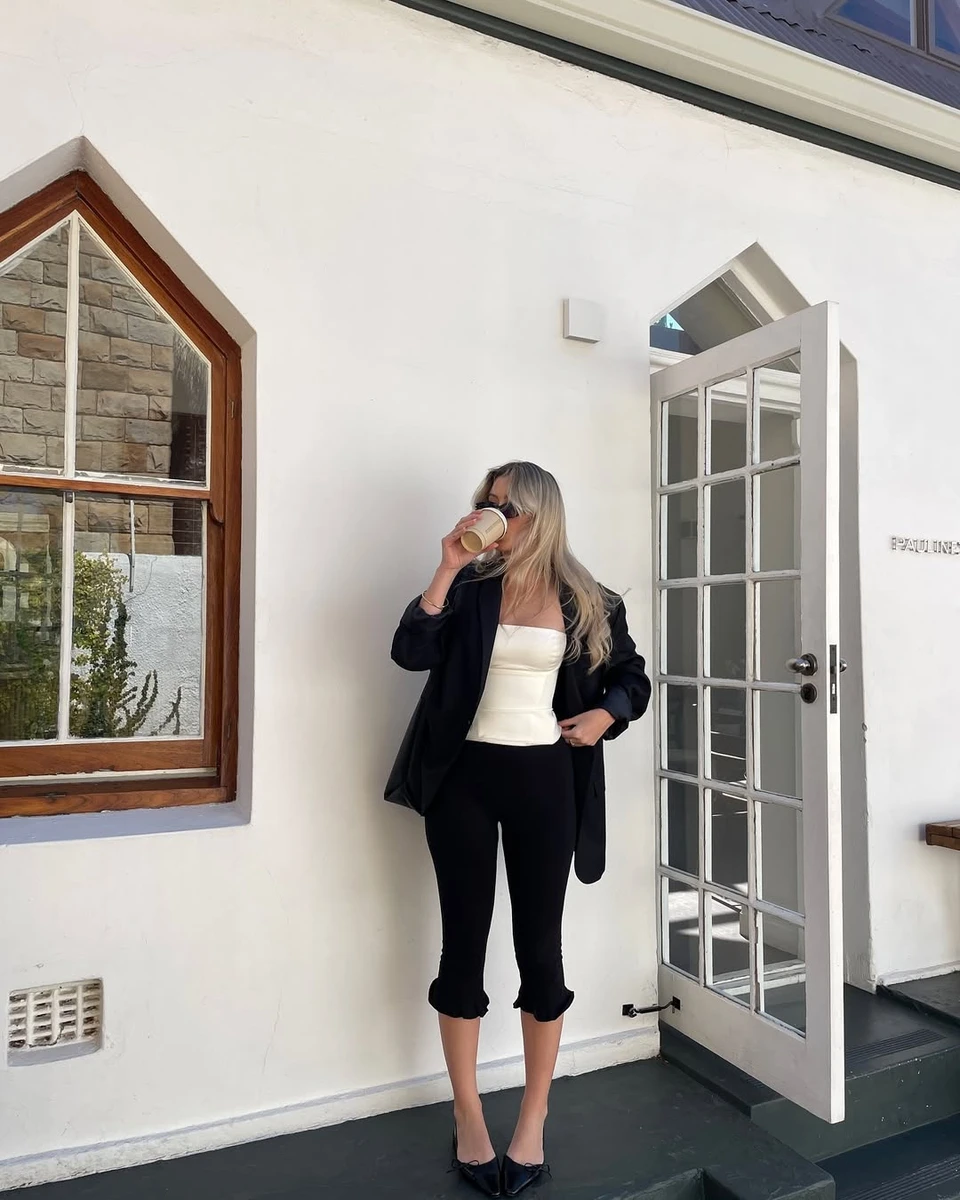 Капрі з чорним піджаком