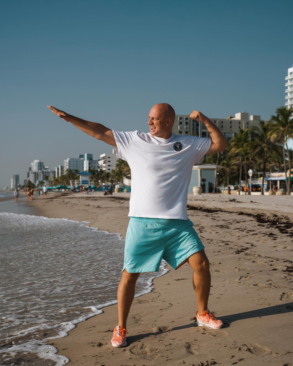 Потап позує на пляжі в Маямі