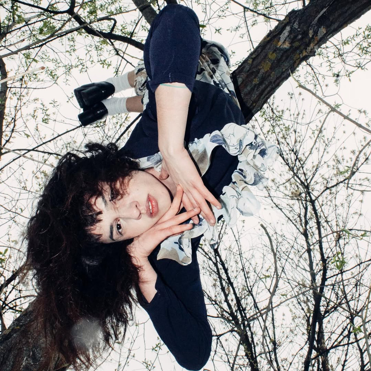 Лілу45 позує на дереві у сукні