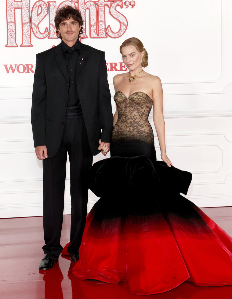 Марго Роббі у корсеті та Джейкоб Елорді у костюмі потрималися за руки на кінопрем'єрі