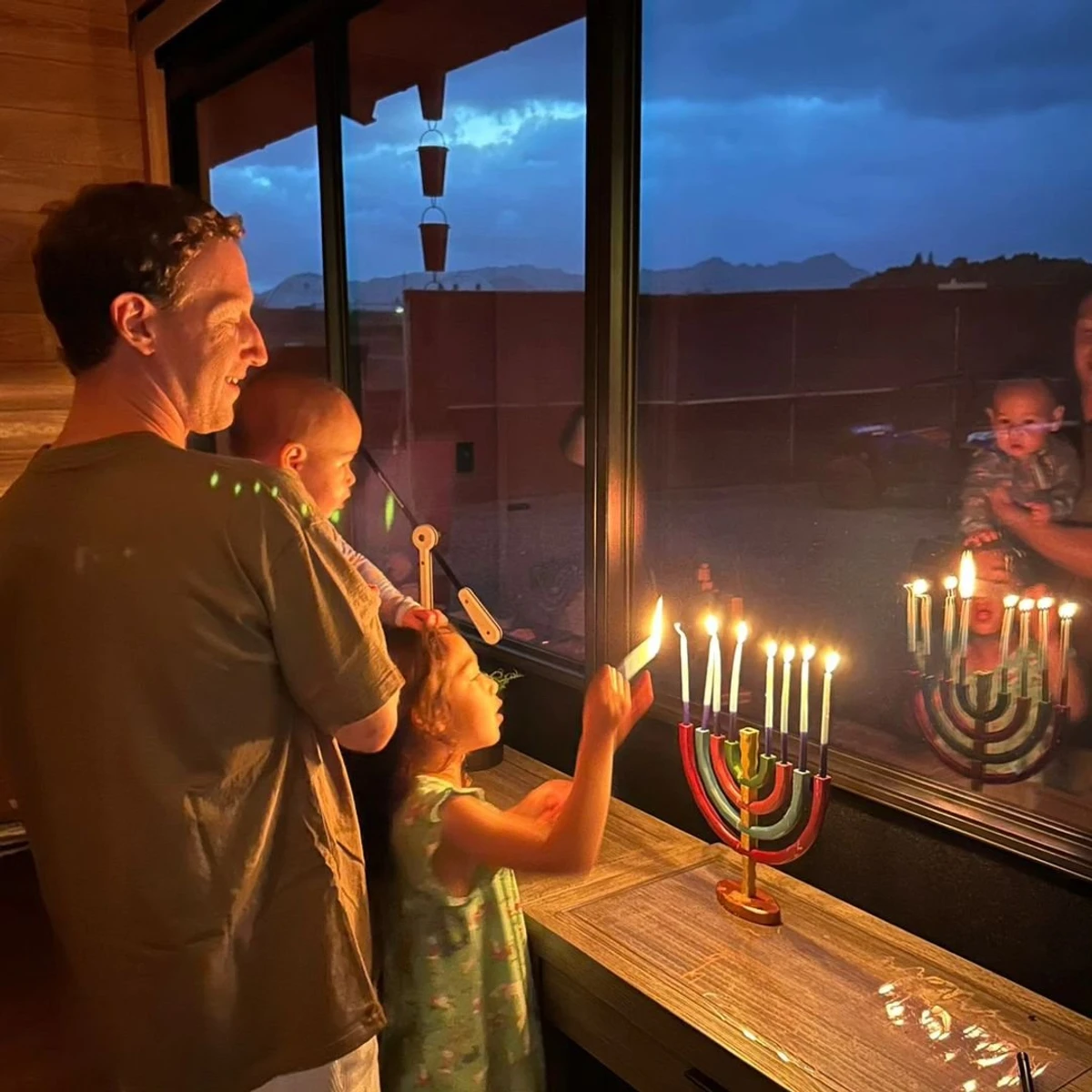 Аурелія на руках у тата зацінила свічечки