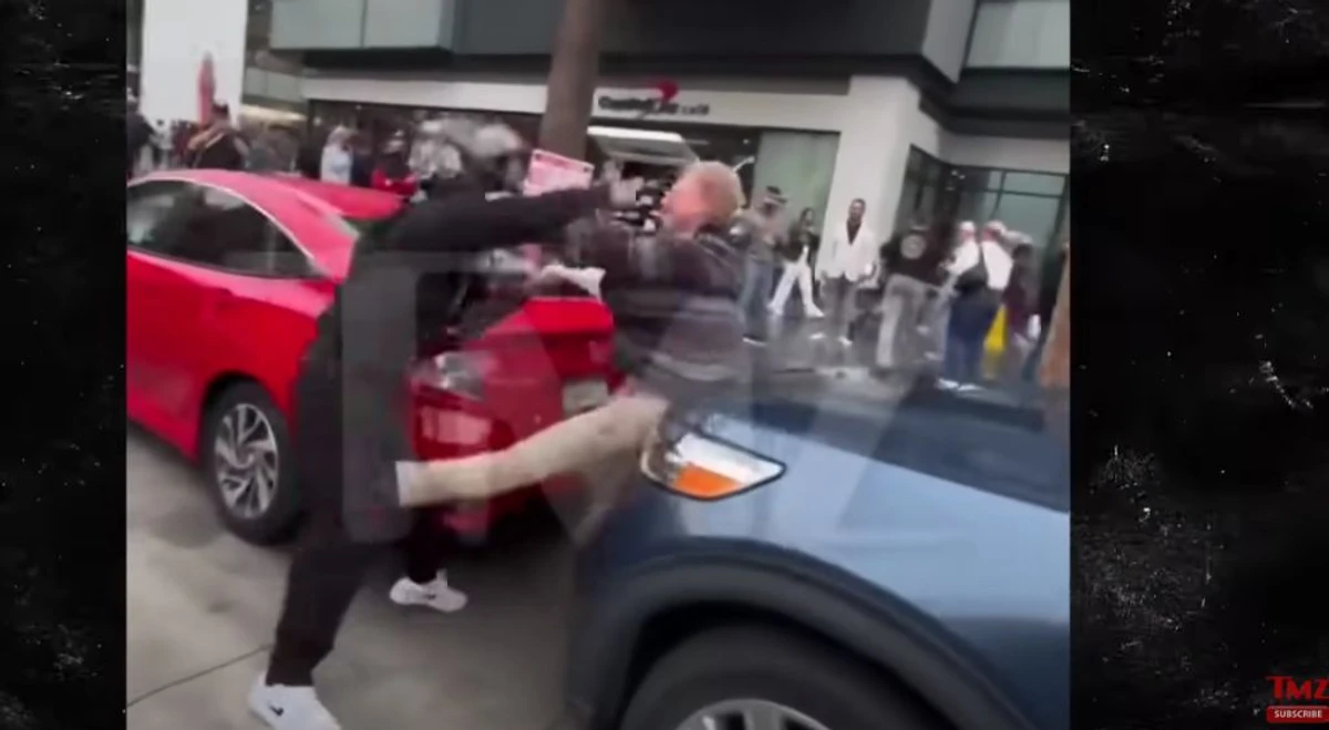 59-річний актор відбивався ногами 