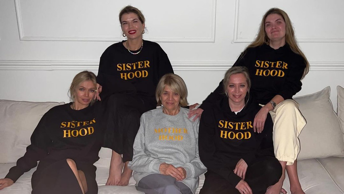 Віра Брежнєва з сестрами і мамою