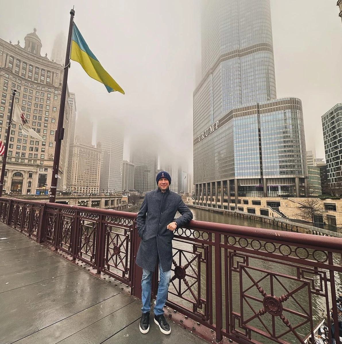 Дмитро Ступка позує для фото у США