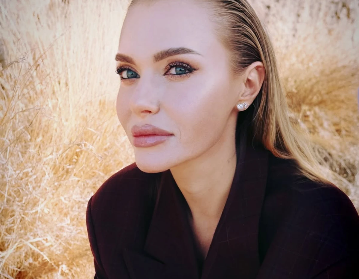 Камінська із яскравим мейком