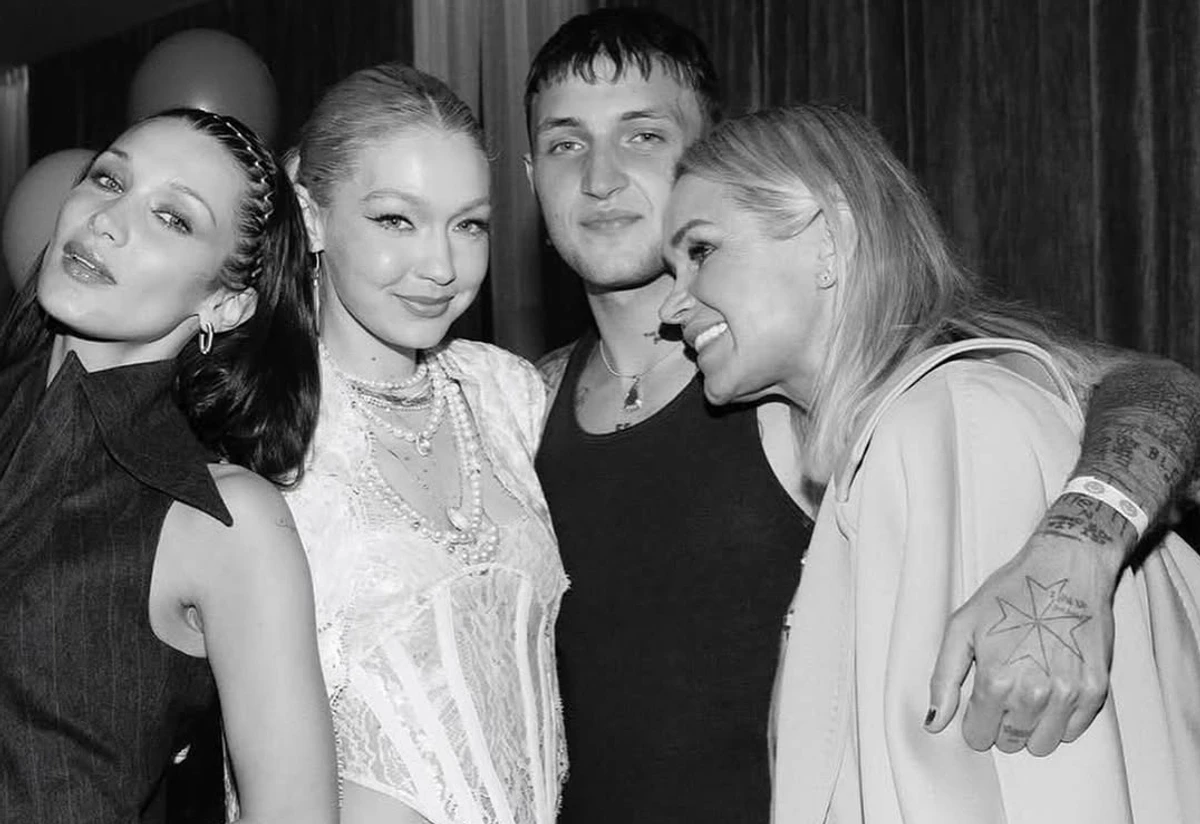 Джіджі та Белла Хадід в обіймах мами та брата