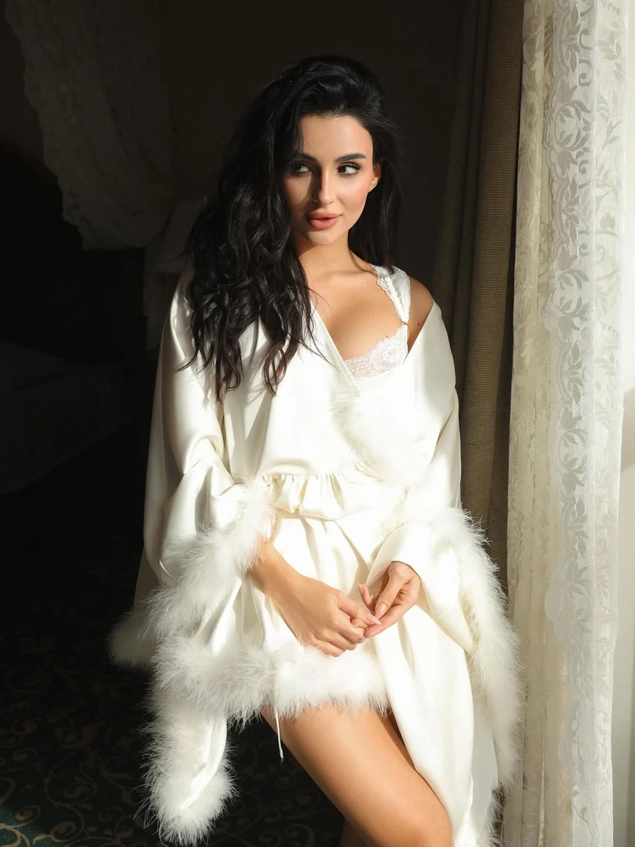 Анна Трінчер у ніжному луці з хутром посвітила бюстом