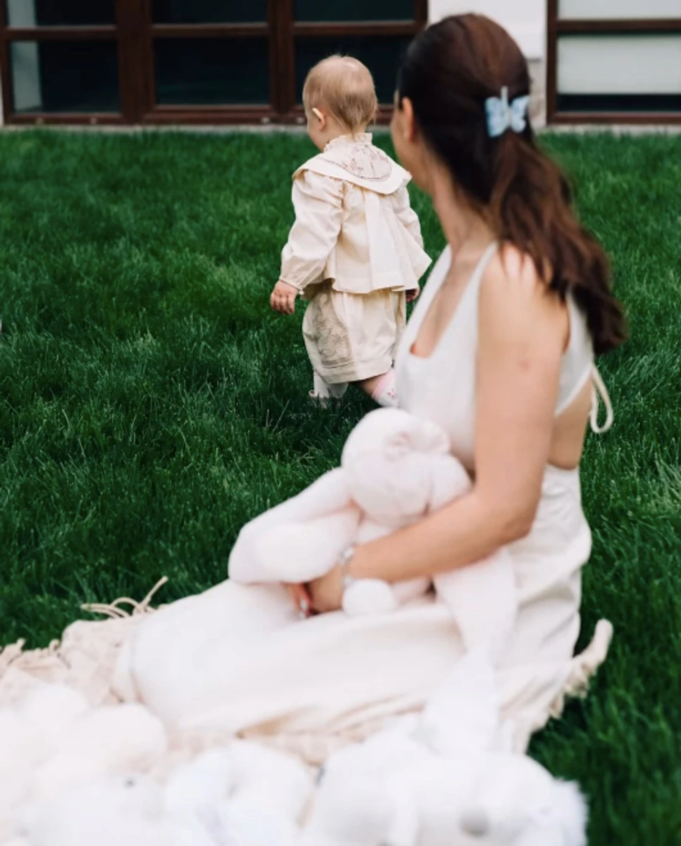 Дружина Усика влаштувала ніжну зйомку з дочкою просто неба