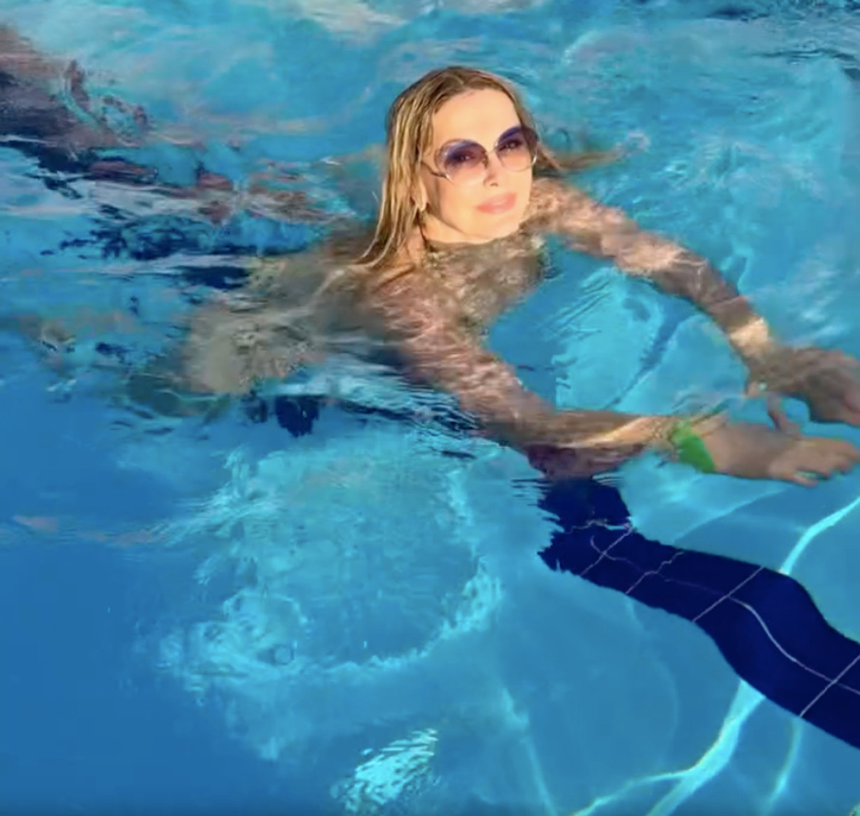 Ольга Сумська у купальнику попозувала в басейні на відпочинку