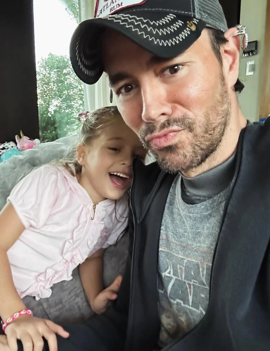 Енріке Іглесіас і Анна Курнікова стануть батьками вчетверте