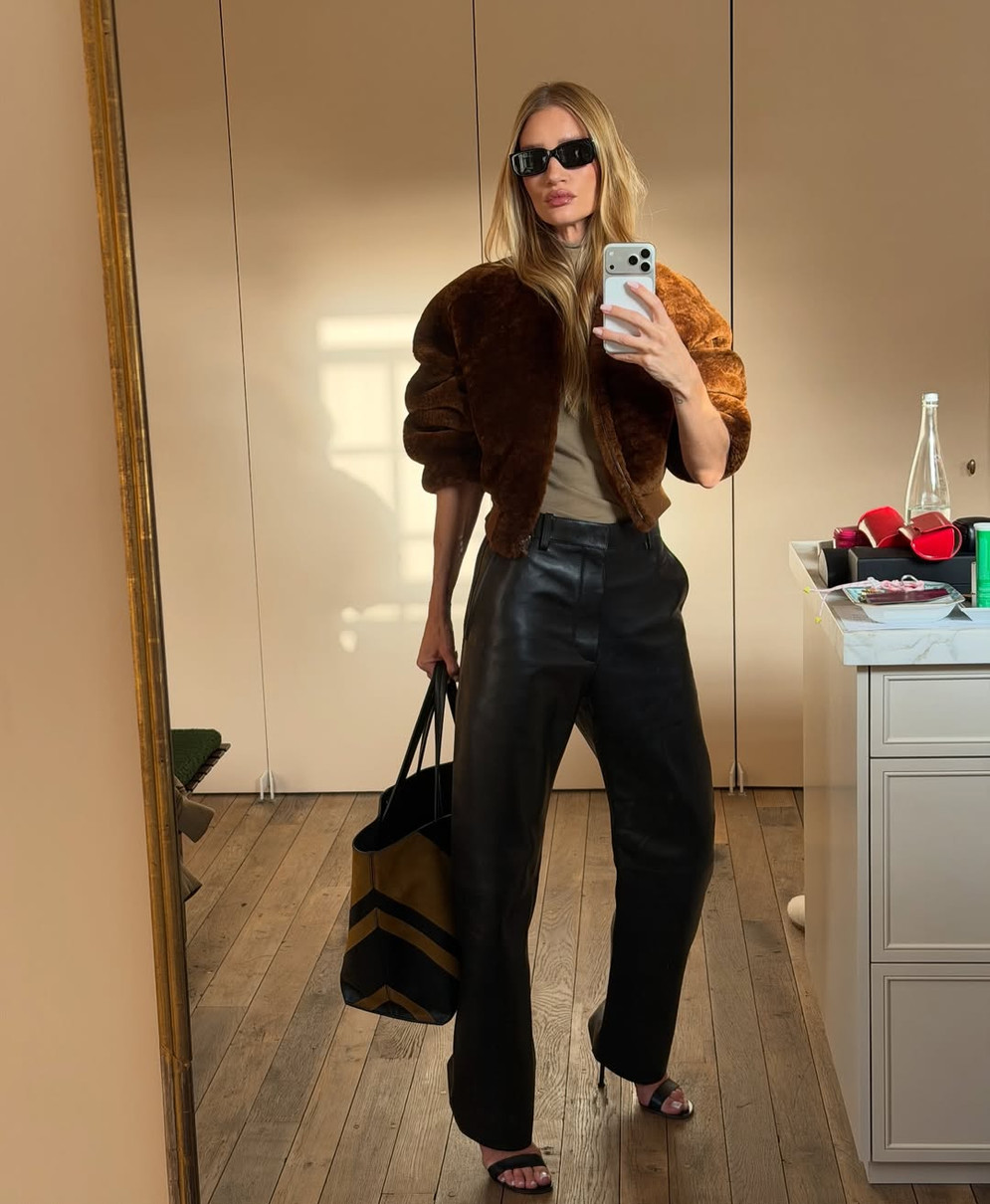 Розі Хантінгтон-Вайтлі в шкіряних штанях