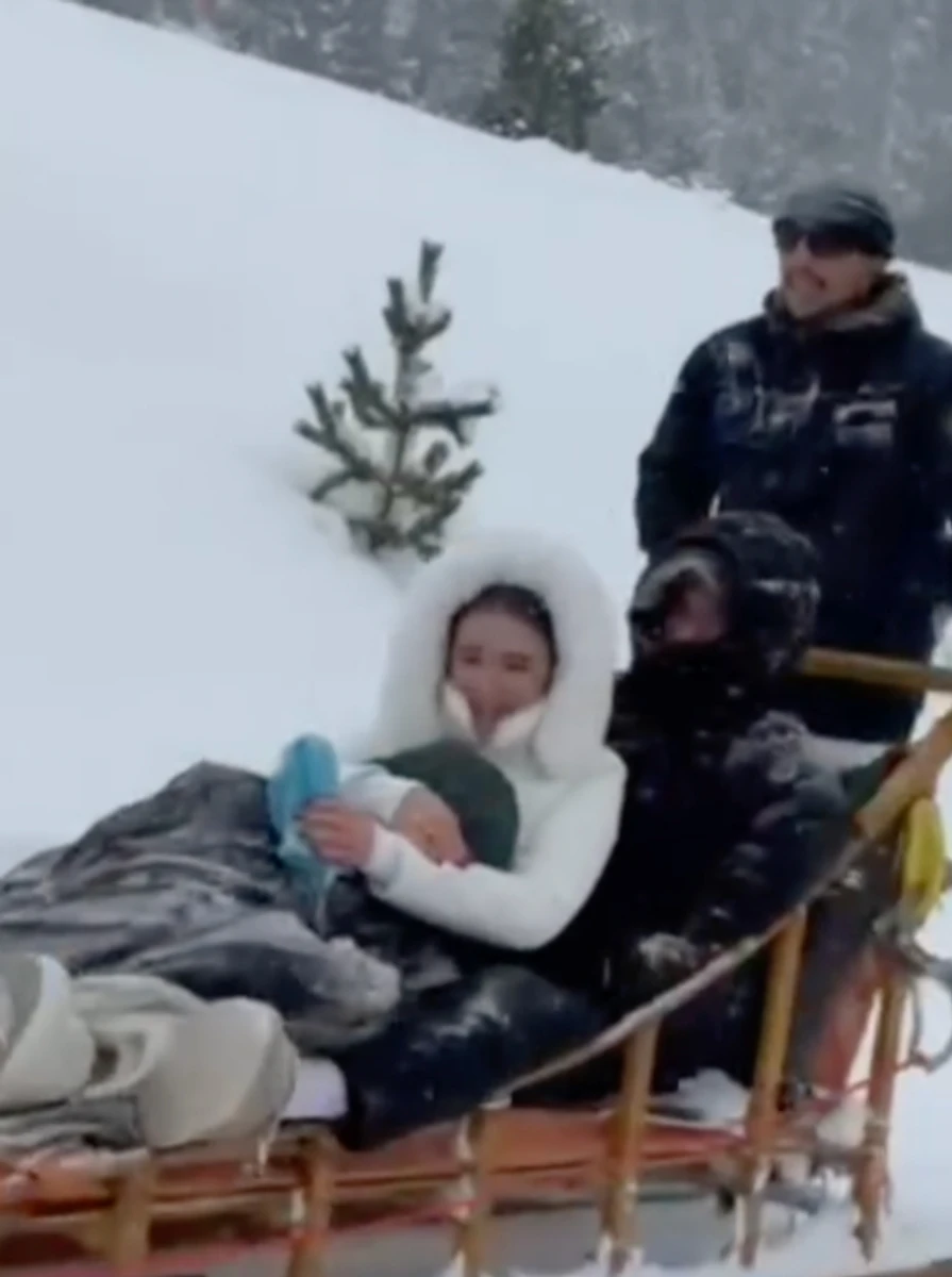 Андрій Лунін з родиною покатався на санках в Андоррі