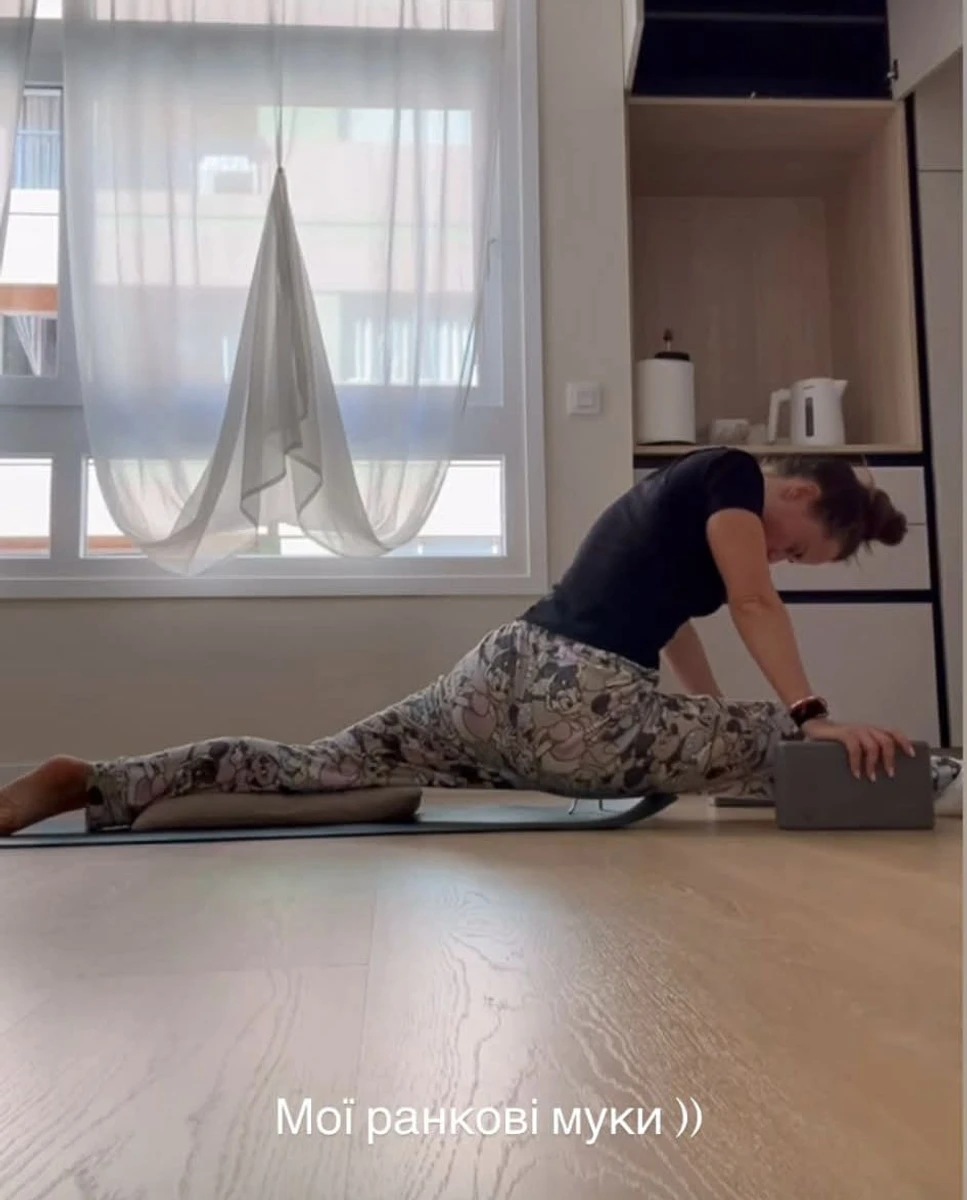 Судячи з відео, поки Ксенії розтяжка дається не без болю  