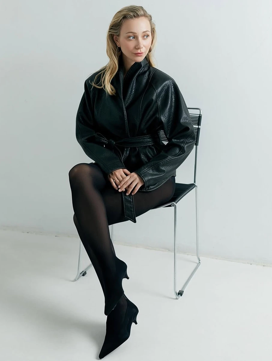 Катерина Репяхова попозувала на стільці без спідниці