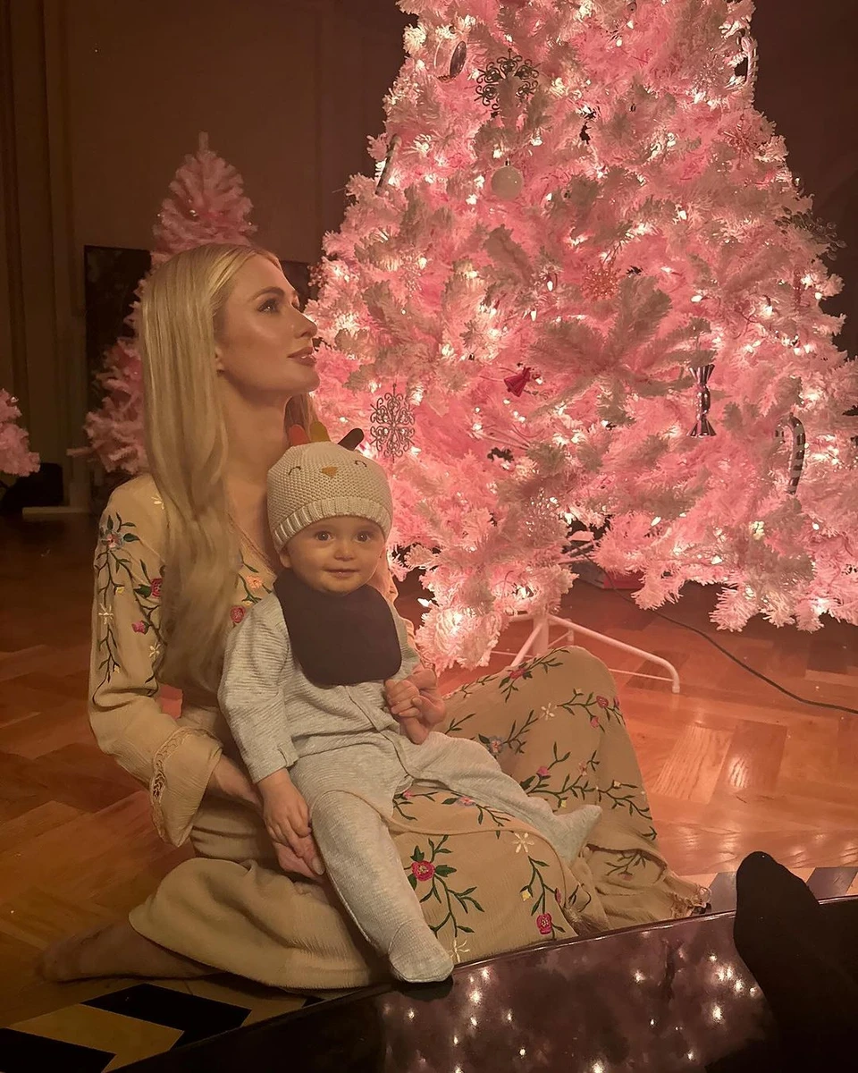 На честь появи маленької Лондон, зіркова матуся прикрасила рожеву ялинку