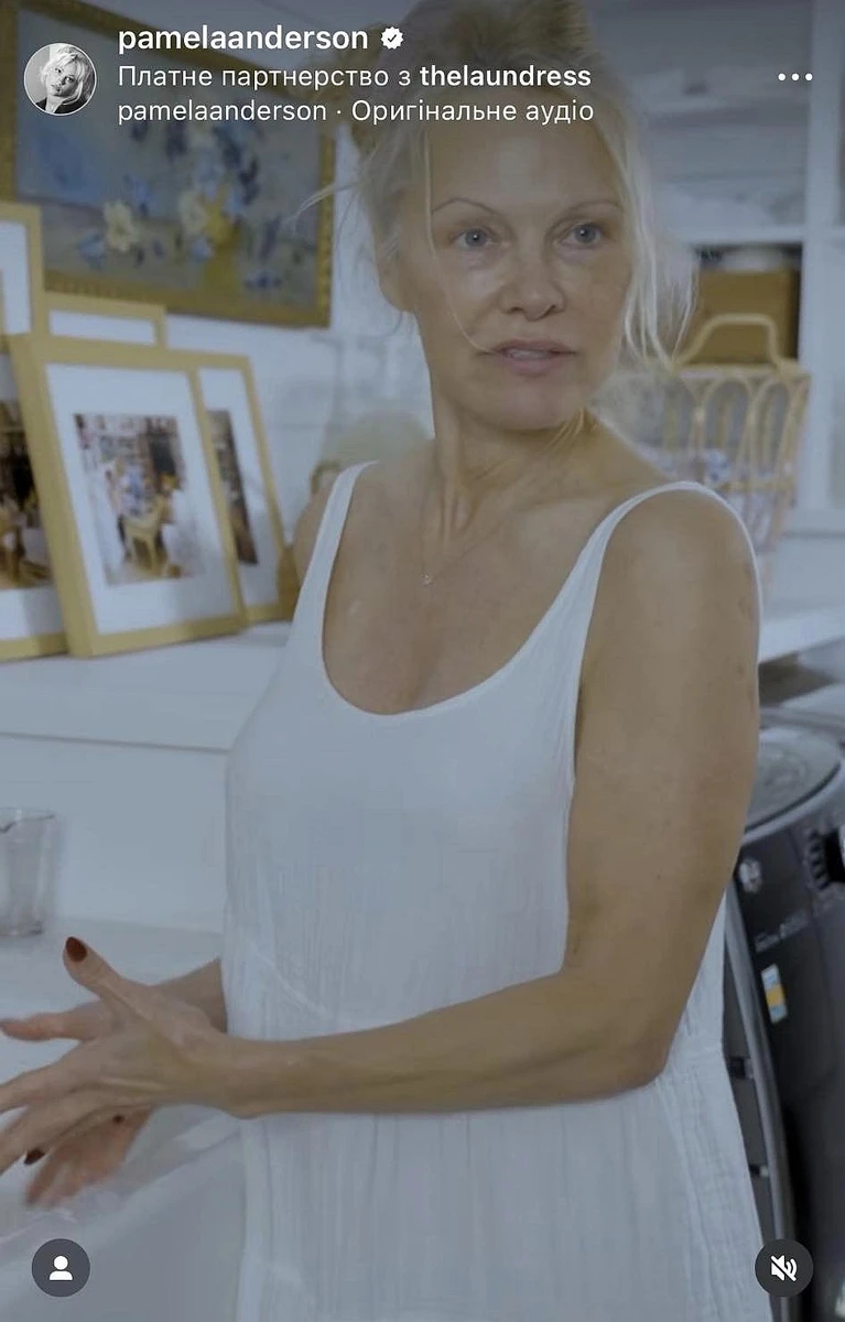 Памела більше не фарбується та не мудрує з зачісками, а от червоний манікюр при ній