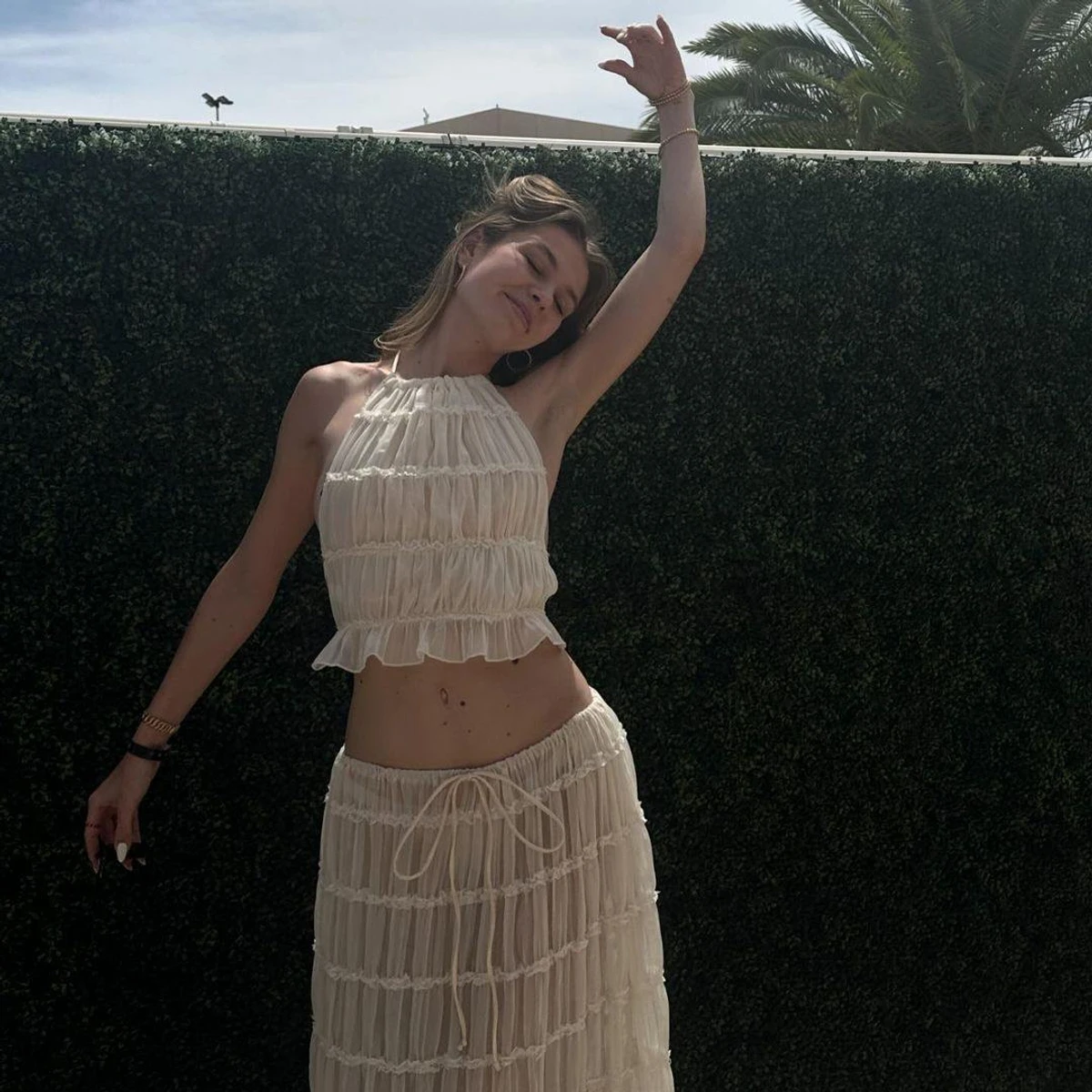 Дівчина не стала дивитися в камеру, зате граційно порухалася під час зйомки