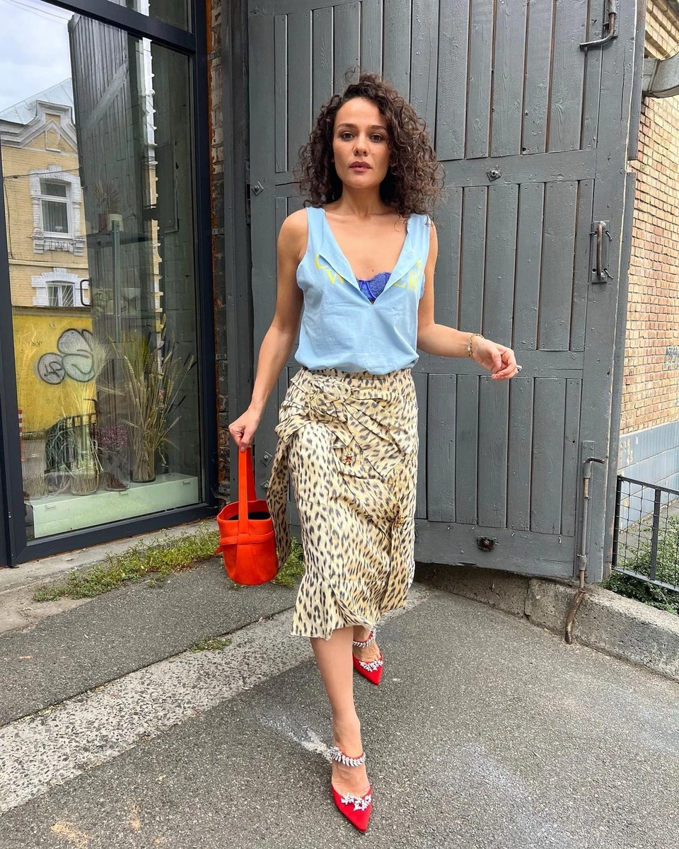 Стилістка Валентина Мурадова у леопардовій спідниці