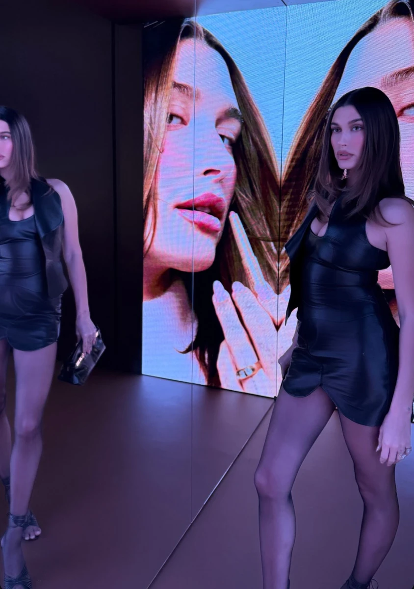 Хейлі Бібер випнула груди для фото