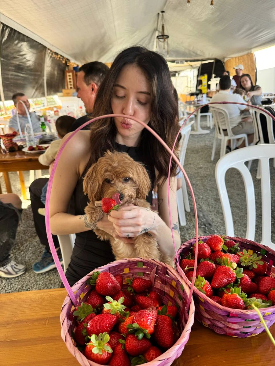 Надя Дорофєєва з полуницею