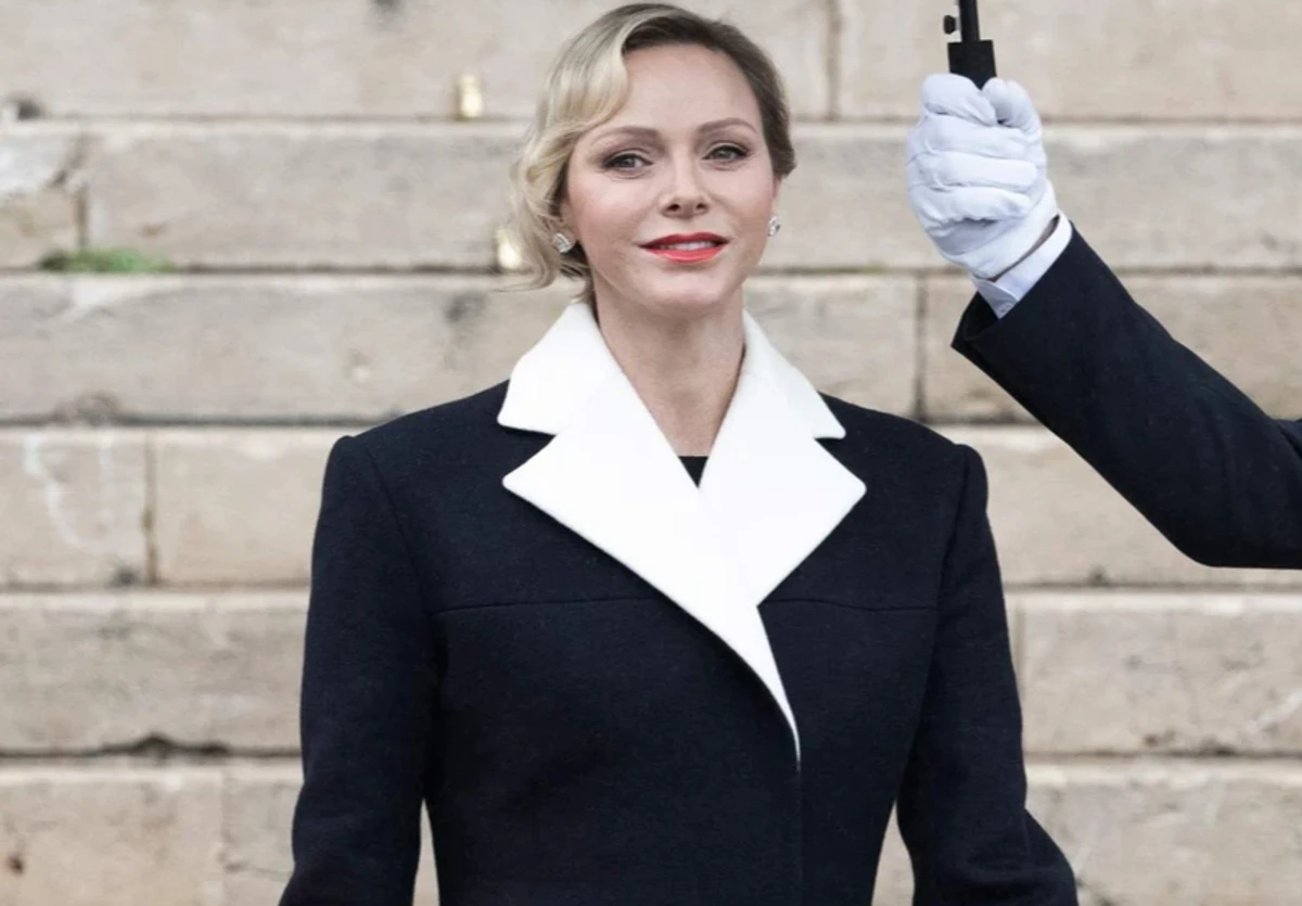 Княгиня Шарлін позує для фото