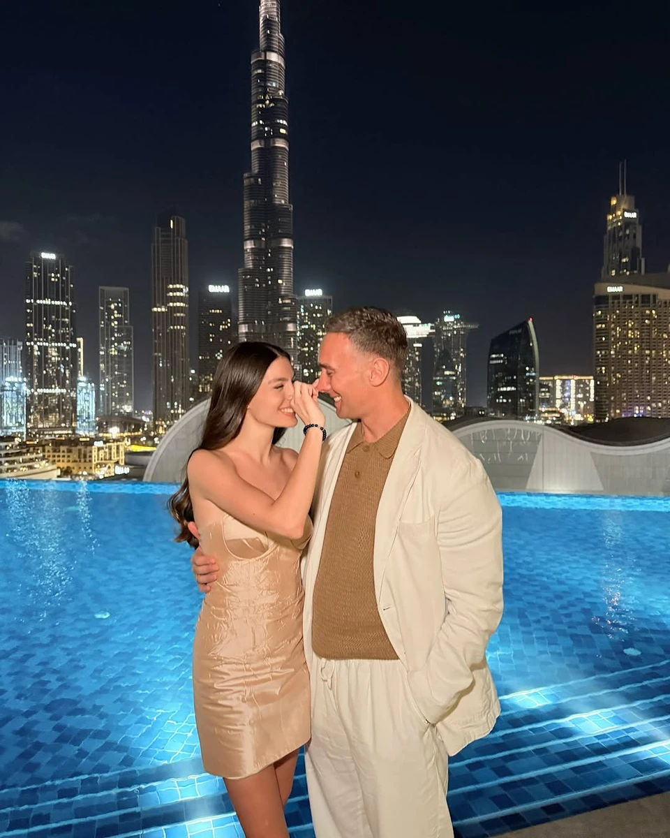Іраклі Макацарія обійняв свою 23-річну дружину в Дубаї