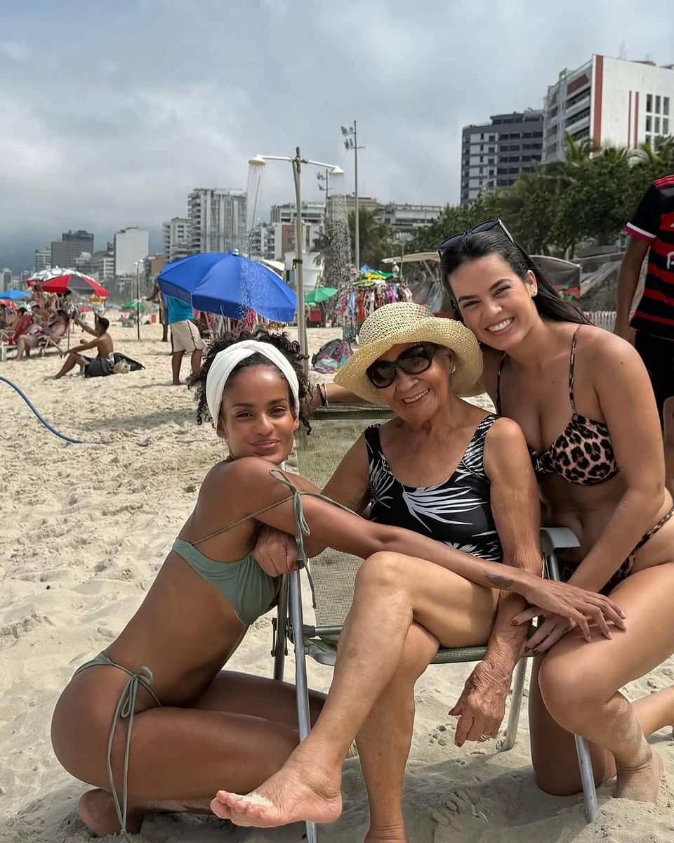 Нара Баптіста на фото з родичами