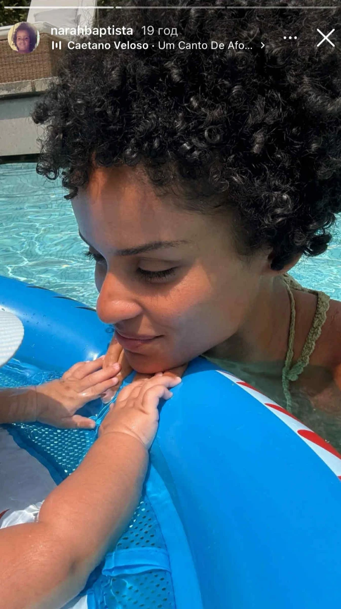 Нара Баптіста з сином у басейні