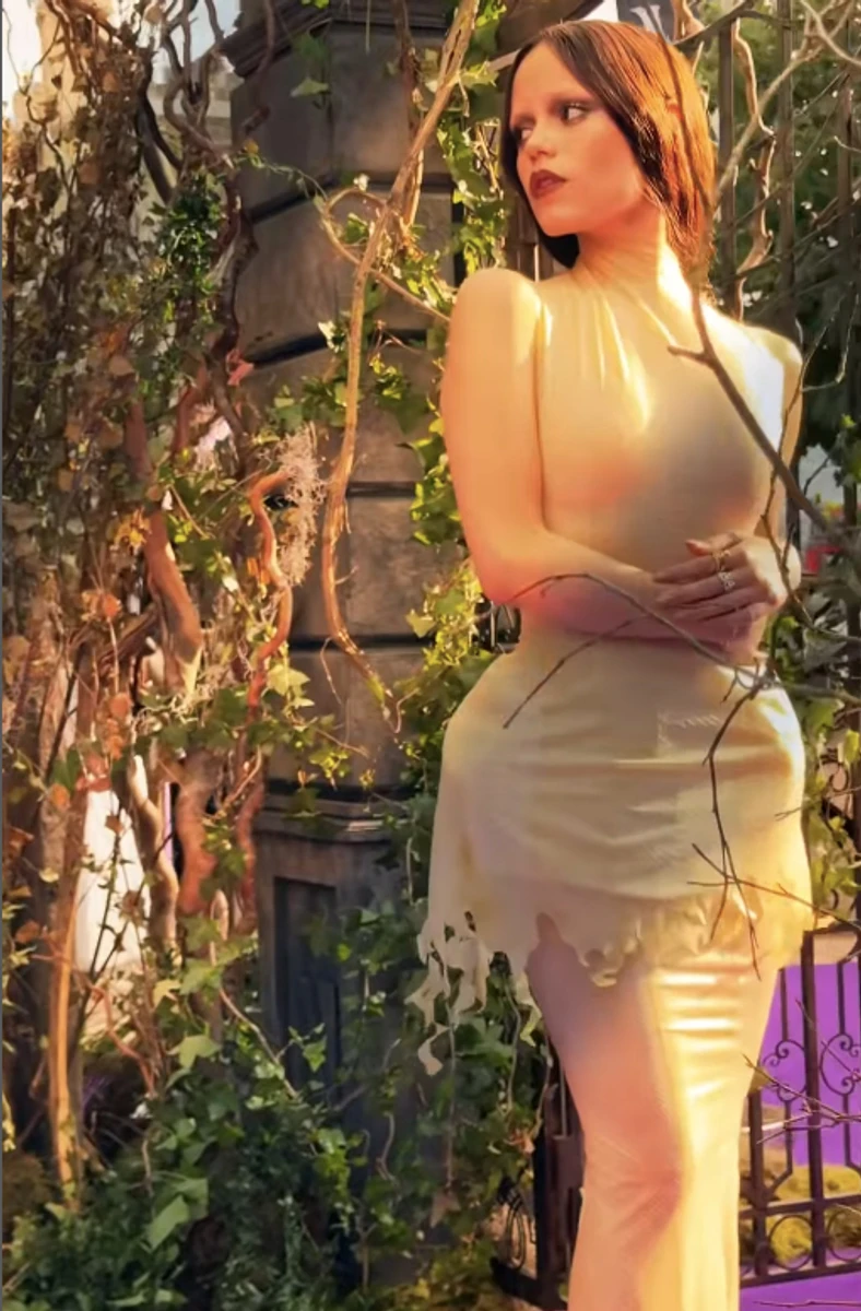 Дженна Ортега посвітила тілом в обтислій сукні на прем'єрі Венздей