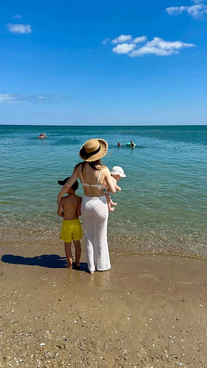 Анна Сагайдачна зазнімкувалася з дітьми на морі