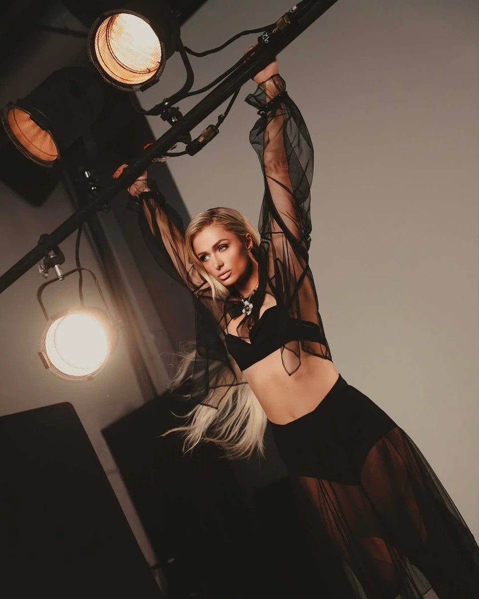 Періс Хілтон у спідньому посвітила талією для фото в журналі