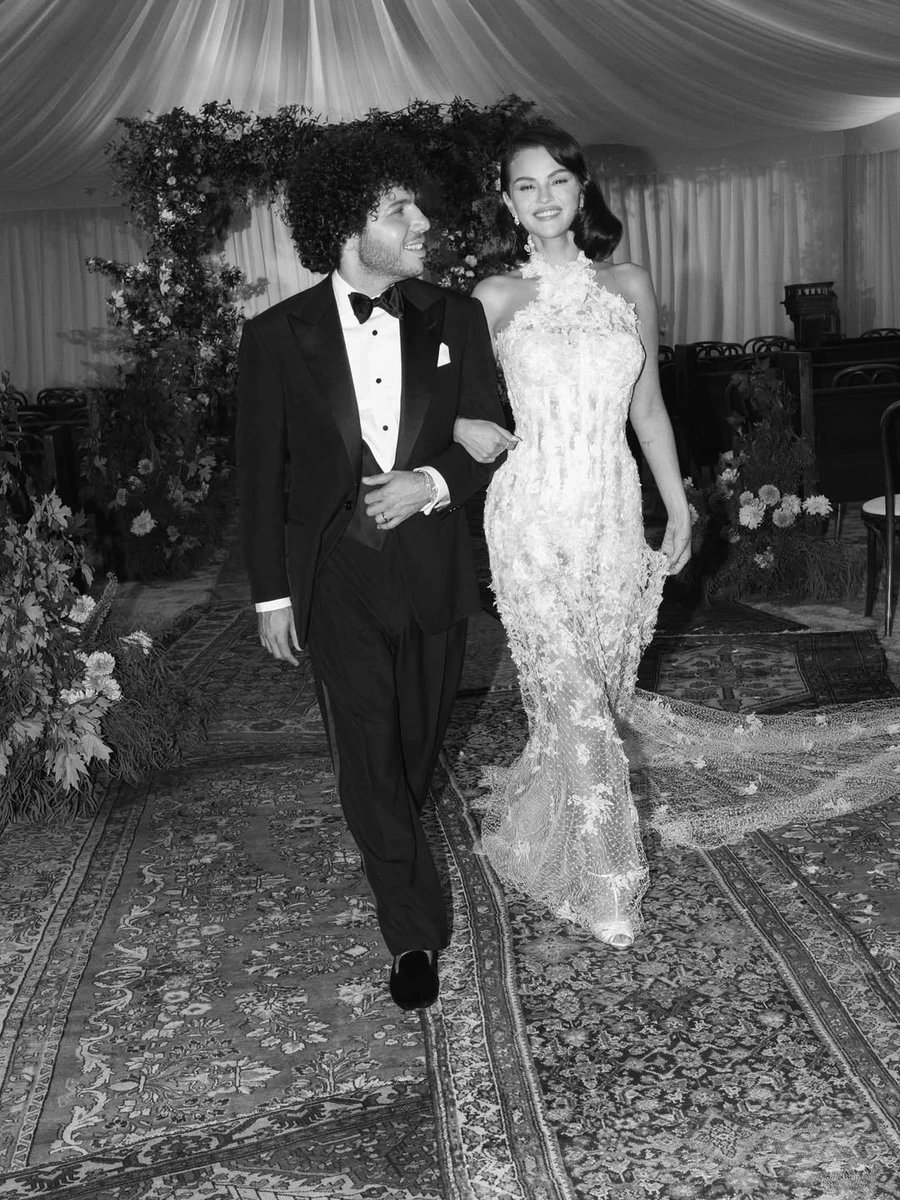 Селена Гомес у сукні з вишивкою притулилася до нареченого на своєму весіллі