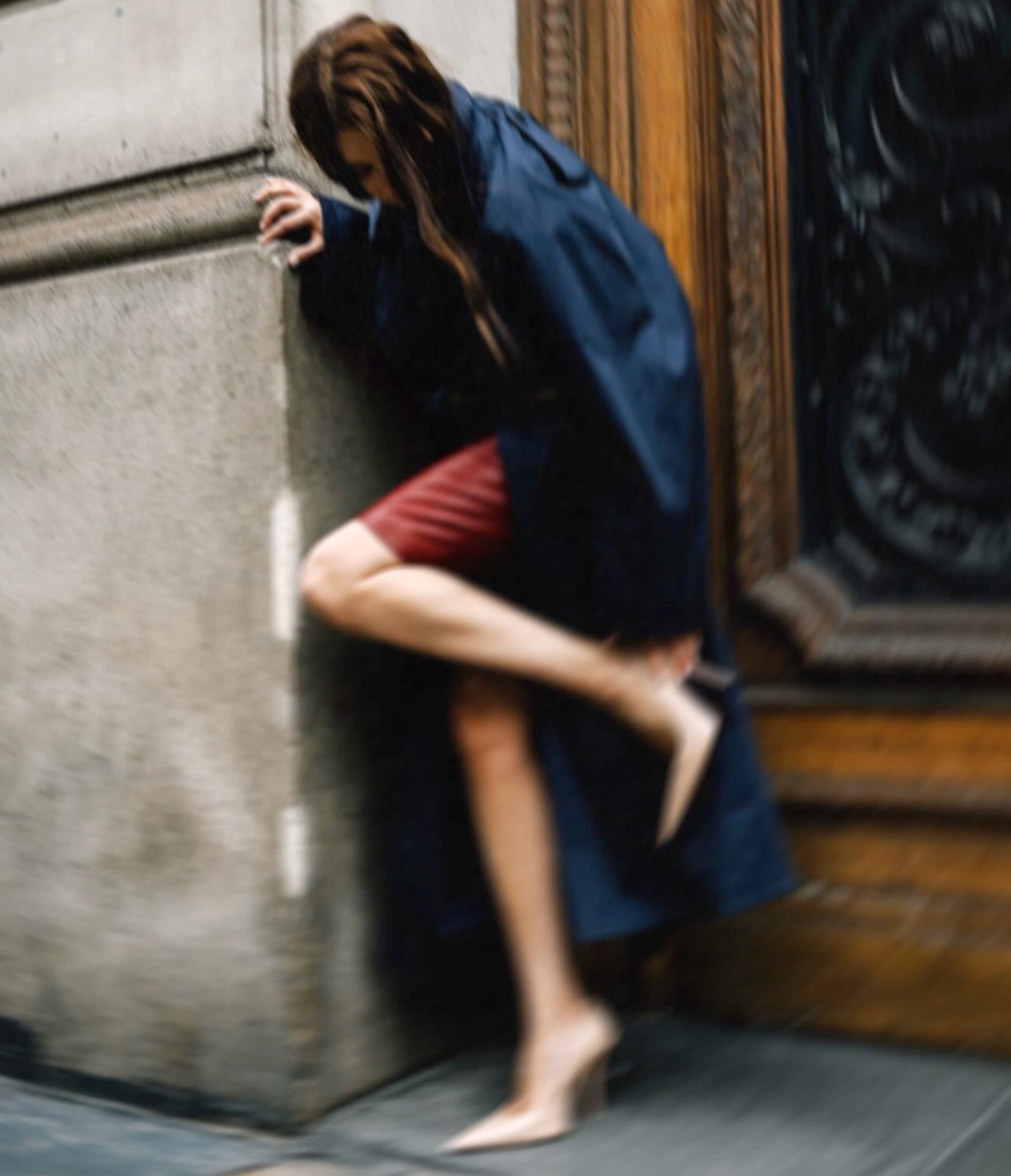 Дружина Усика грайливо поправила туфельку на ефектному фото з Парижу