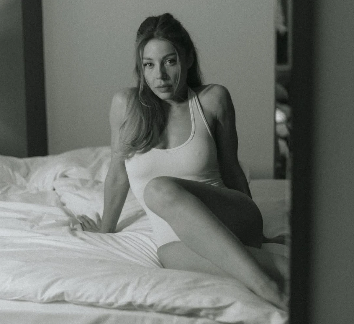 Тіна Кароль у боді та з грайливим поглядом наробила фото на ліжку