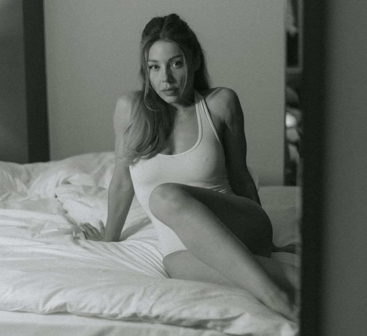 Тіна Кароль у боді та з грайливим поглядом наробила фото на ліжку