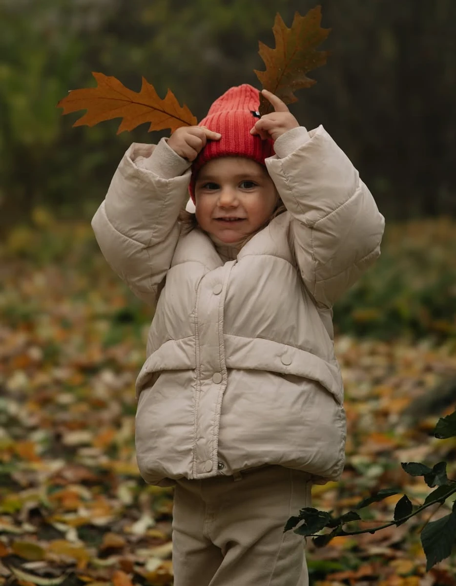 Світлана Тарабарова замилувала розвагами дочки в осінньому лісі
