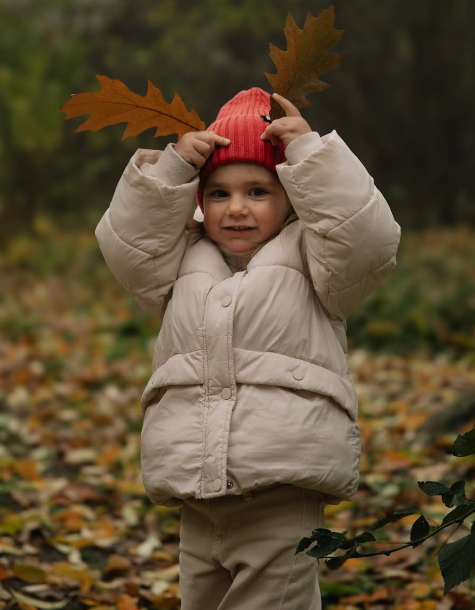 Світлана Тарабарова замилувала розвагами дочки в осінньому лісі