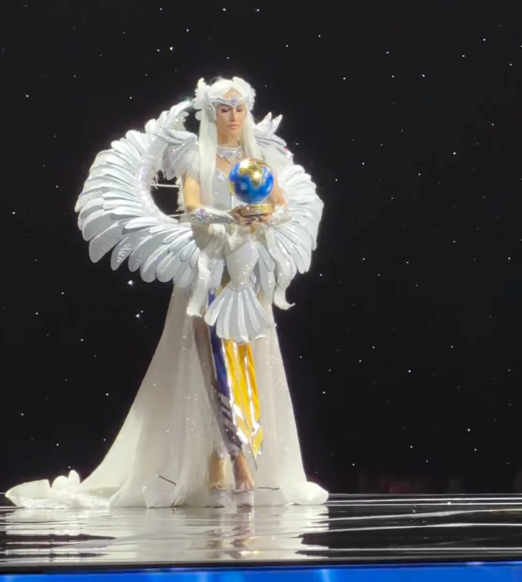 Міс Всесвіт Україна-2025 Софія Ткачук в образі голуба з крилами показала національний костюм