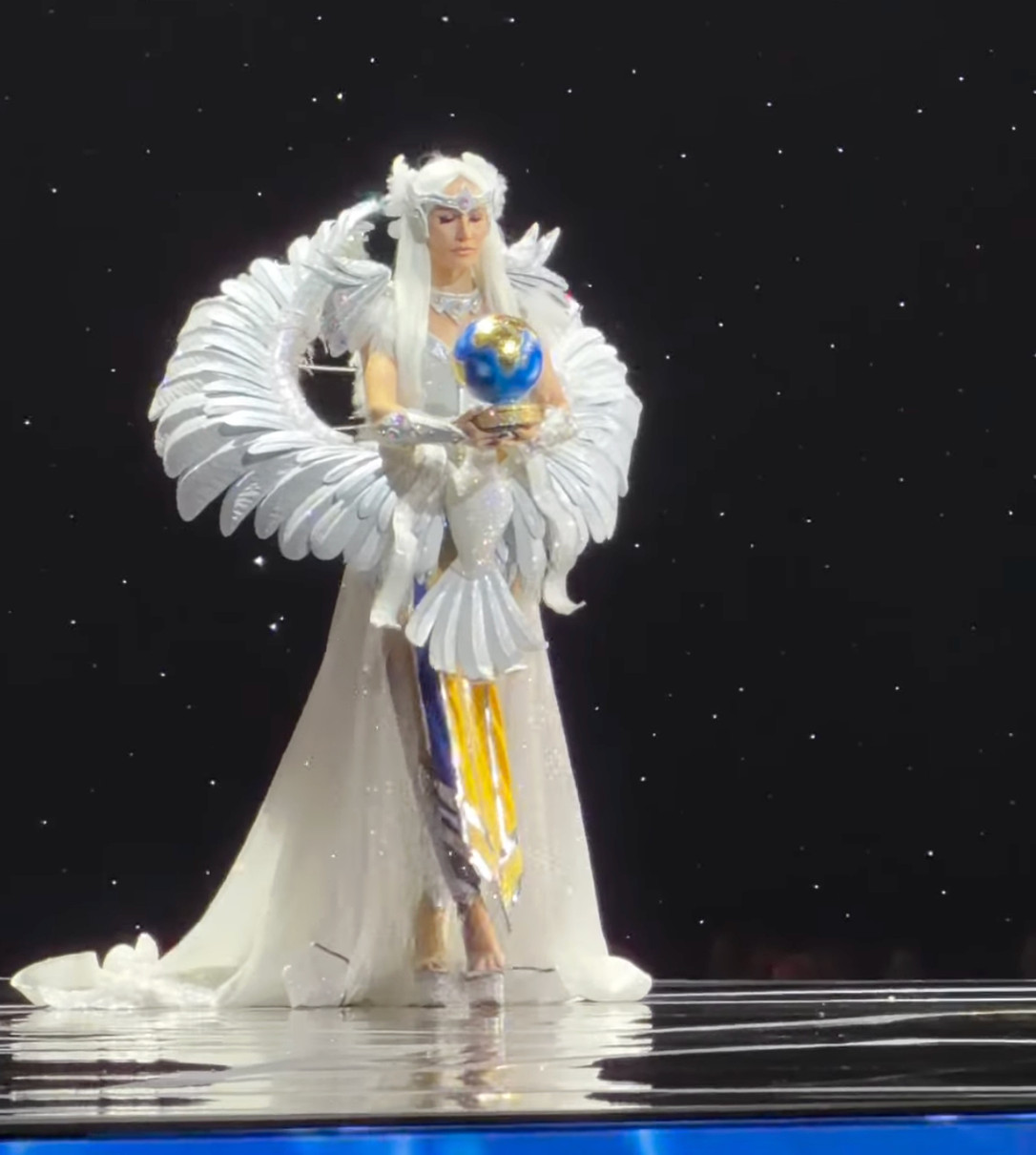 Міс Всесвіт Україна-2025 Софія Ткачук в образі голуба з крилами показала національний костюм