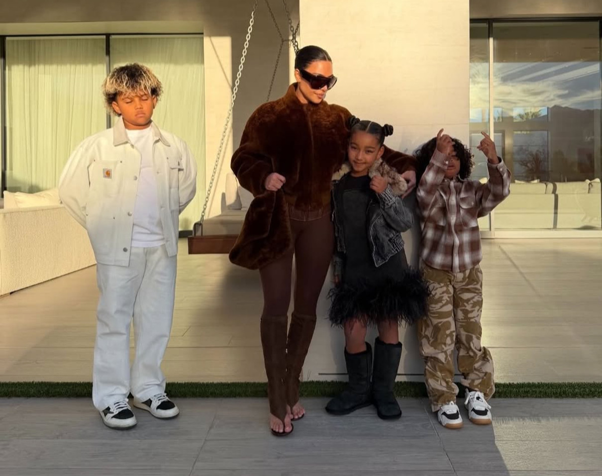 Кім Кардашян наробила сімейних портретів з молодшими дітьми просто неба