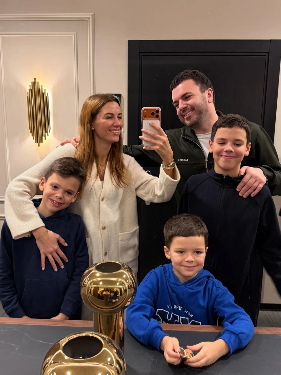 Григорій Решетнік показався на фото з дружиною та дітьми